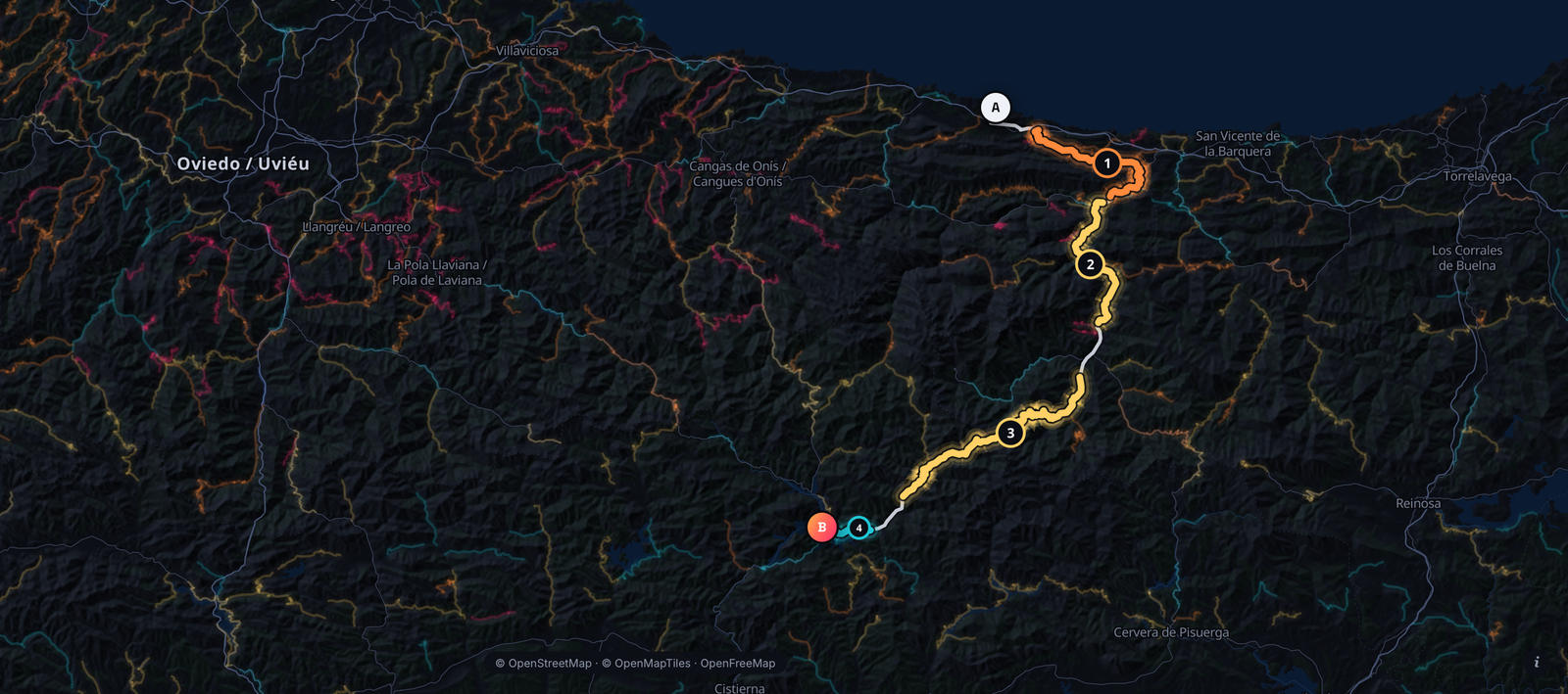 De Llanes a Riaño por el desfiladero de La Hermida en el mapa oscuro de Twisty, con sus tramos de curvas numerados y resaltados entre las carreteras de curvas de la zona.