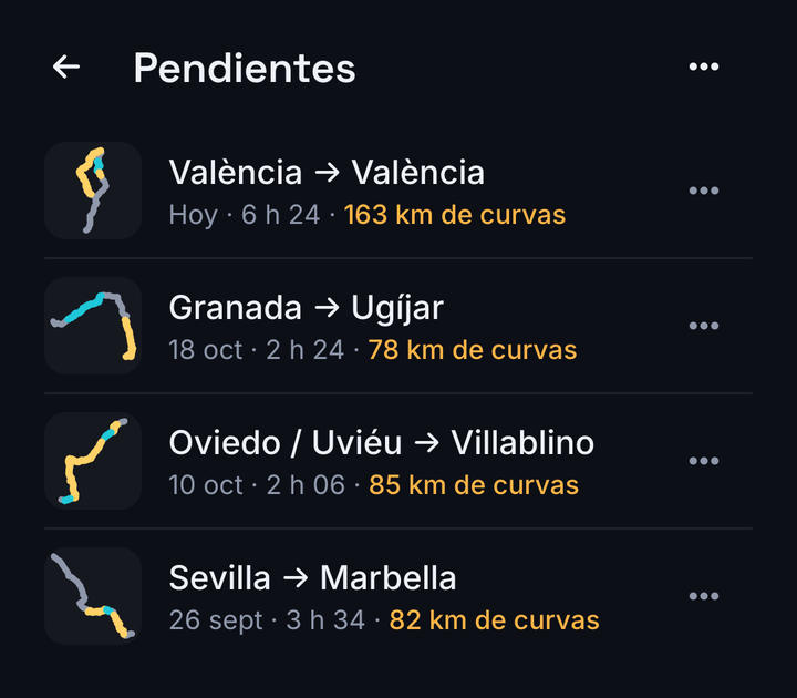 Carpeta de rutas guardadas «Pendientes», cada ruta con su dibujo, su tiempo y sus km de curvas.