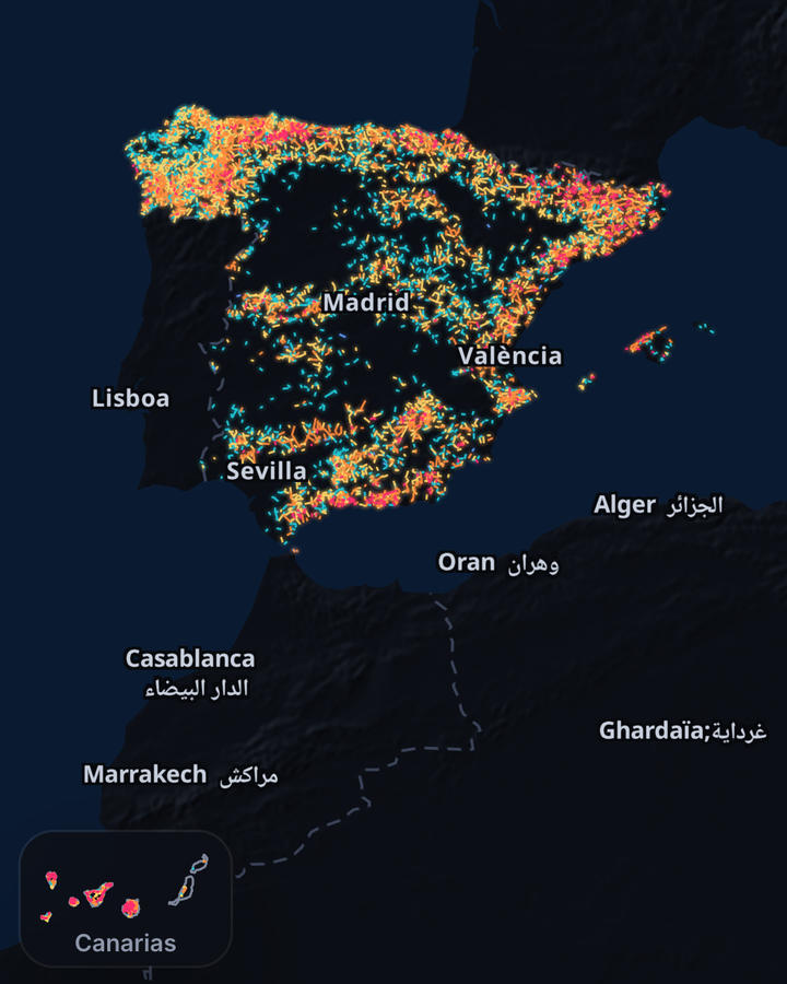 Mapa de España con sus carreteras de curvas coloreadas según lo reviradas que son, Baleares incluidas, y Canarias en un recuadro.
